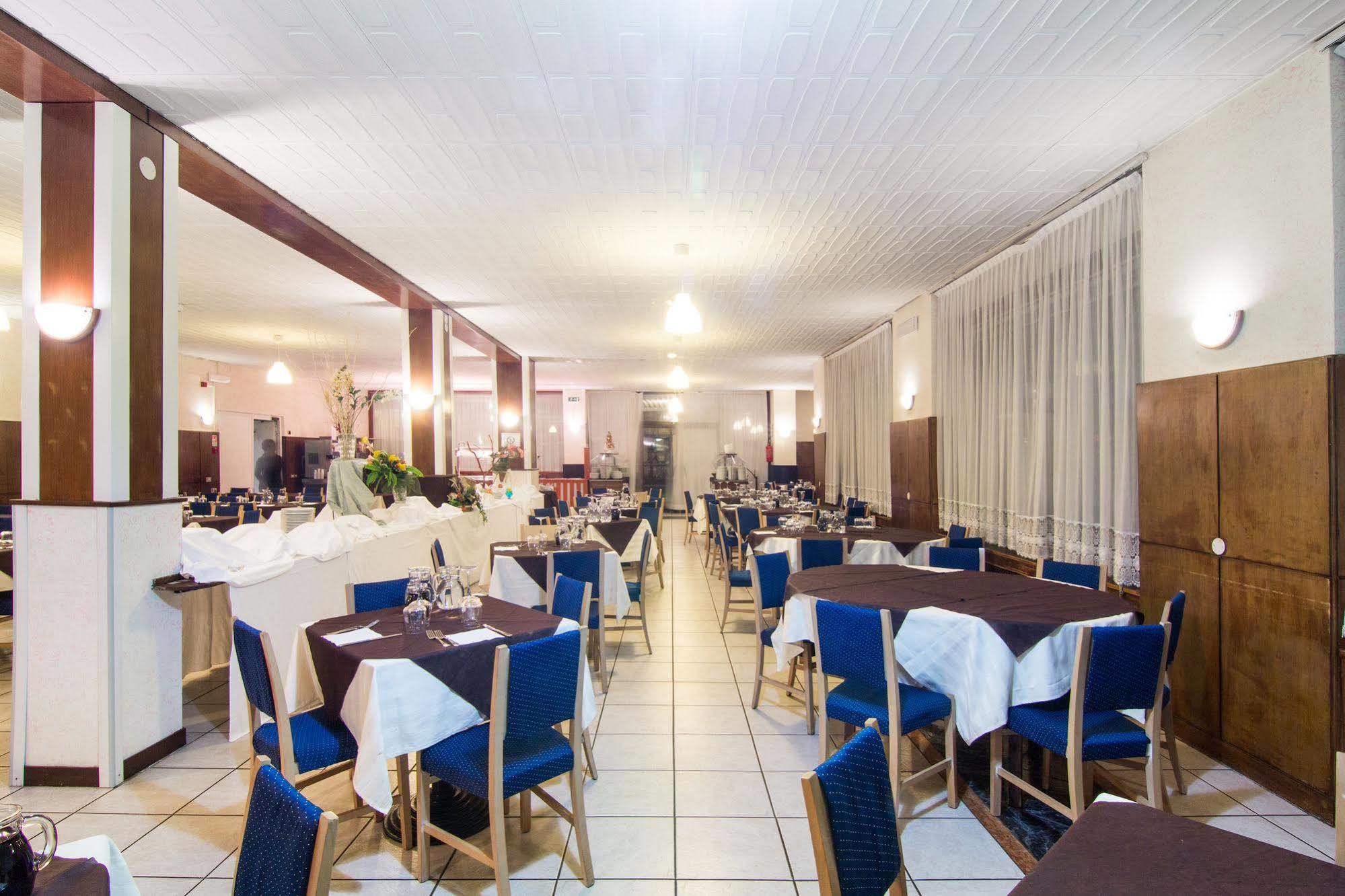 Excelsior Hotel Cimone Lowcost サン・マルティーノ・ディ・カストロッツァ エクステリア 写真