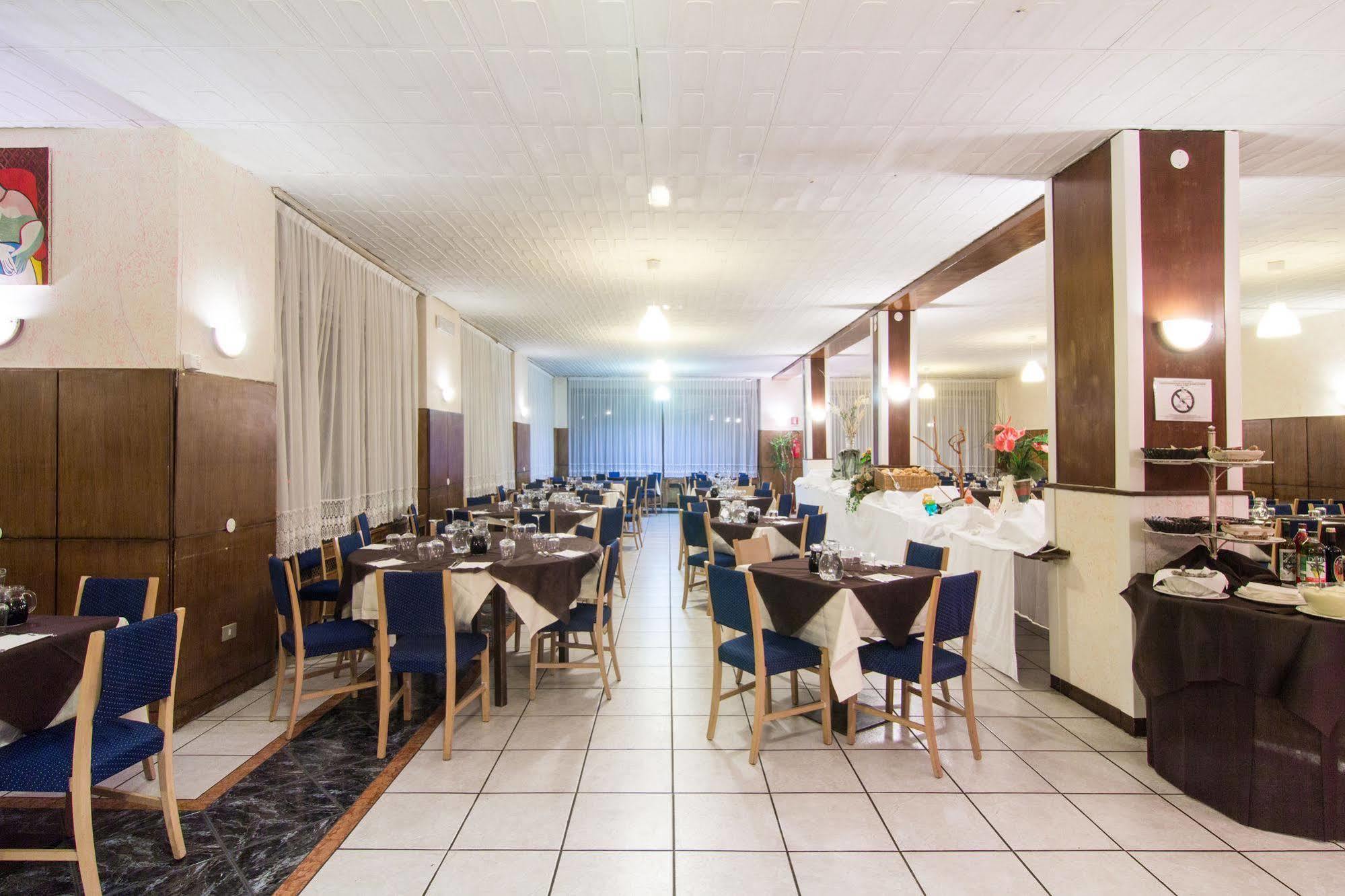 Excelsior Hotel Cimone Lowcost サン・マルティーノ・ディ・カストロッツァ エクステリア 写真